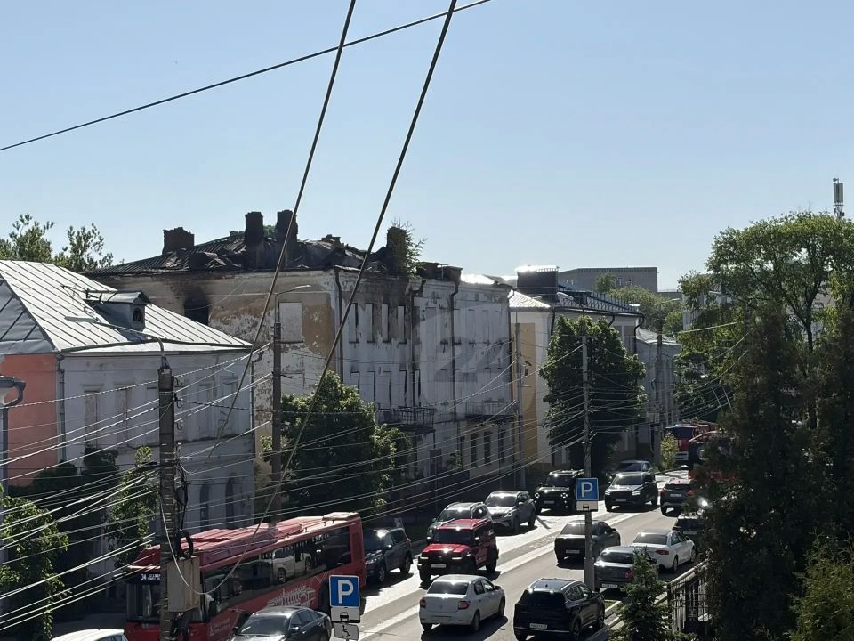 В центре Калуги загорелся расселенный дом