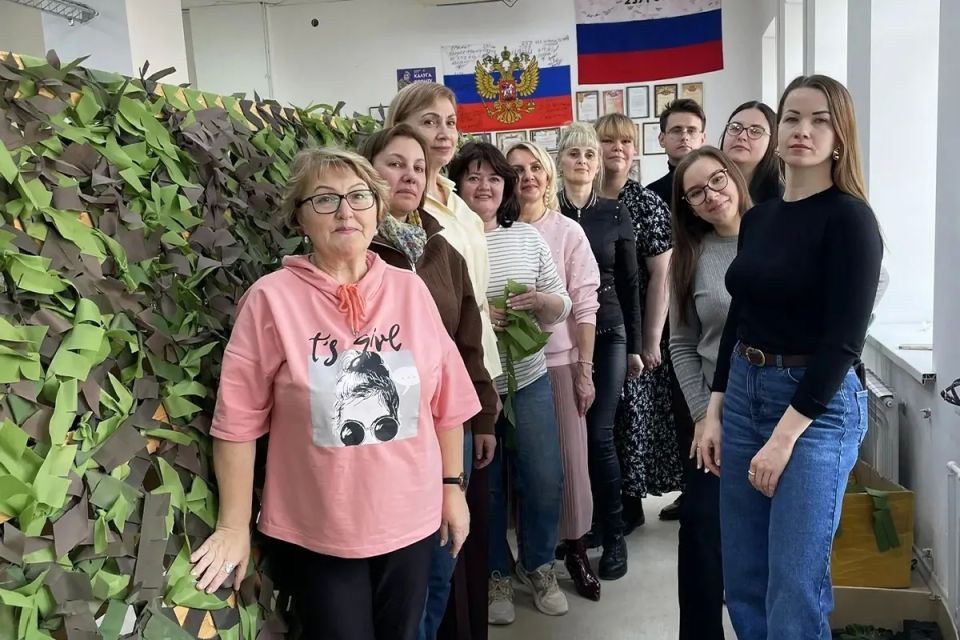 Жители Калужской области сплели маскировочные сети для военнослужащих в зоне СВО