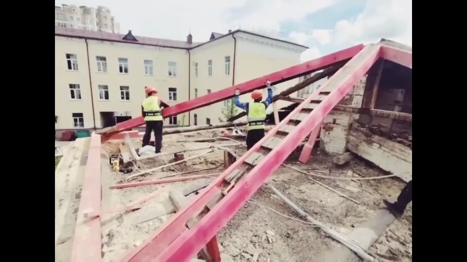 Крыши двух домов ремонтируют в Калуге