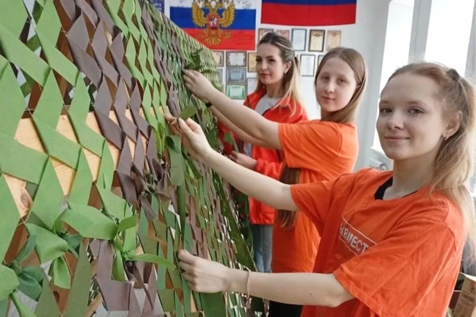 Жители Калужской области сплели маскировочные сети для военнослужащих в зоне СВО Жители Калужской области сплели маскировочные сети для военнослужащих в зоне СВО