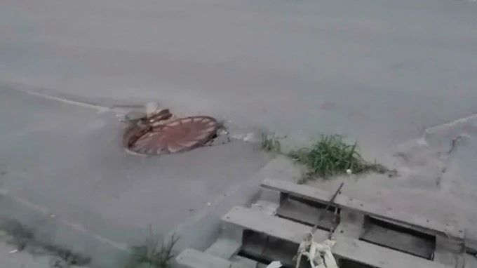 На улице Полесской огородят открытый люк