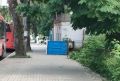 В центре Калуги несколько дней лежит упавший уличный туалет