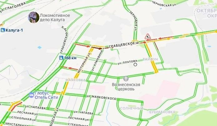 В Калуге непогода валит деревья
