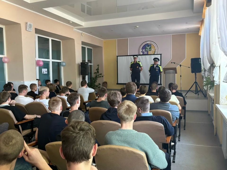Сотрудники Госавтоинспекции провели профилактическую лекцию для студентов