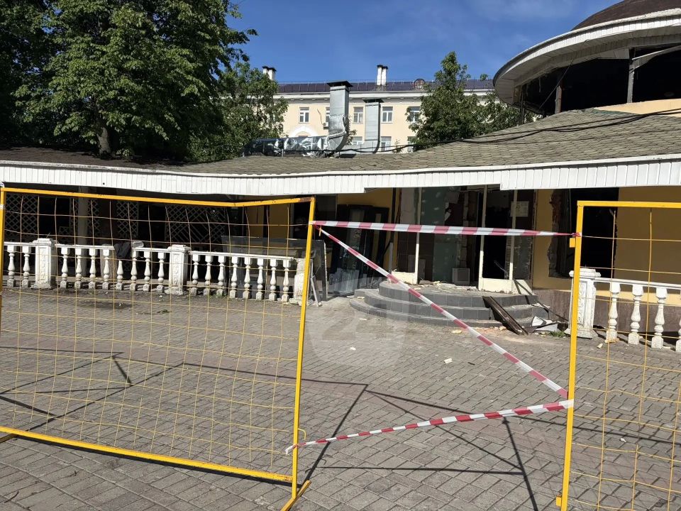 Кафе «Бургер Кинг» на Театральной площади начали сносить