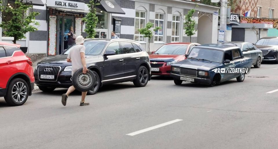 У машины прямо на ходу отвалилось колесо на улице Кирова в Калуге У машины прямо на ходу отвалилось колесо на улице Кирова в Калуге