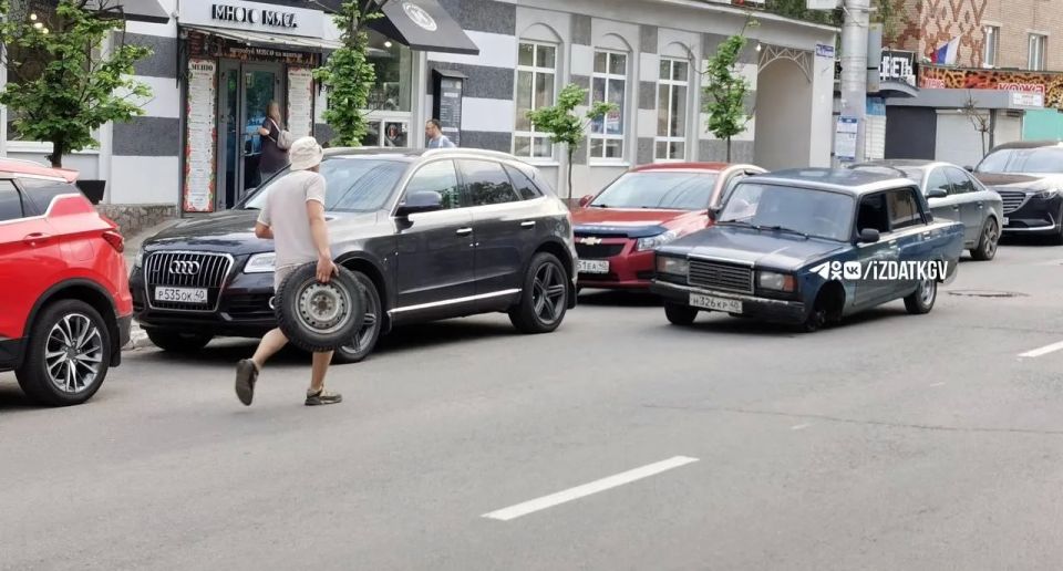 У машины прямо на ходу отвалилось колесо на улице Кирова в Калуге У машины прямо на ходу отвалилось колесо на улице Кирова в Калуге