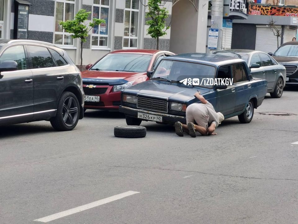 У машины прямо на ходу отвалилось колесо на улице Кирова в Калуге У машины прямо на ходу отвалилось колесо на улице Кирова в Калуге