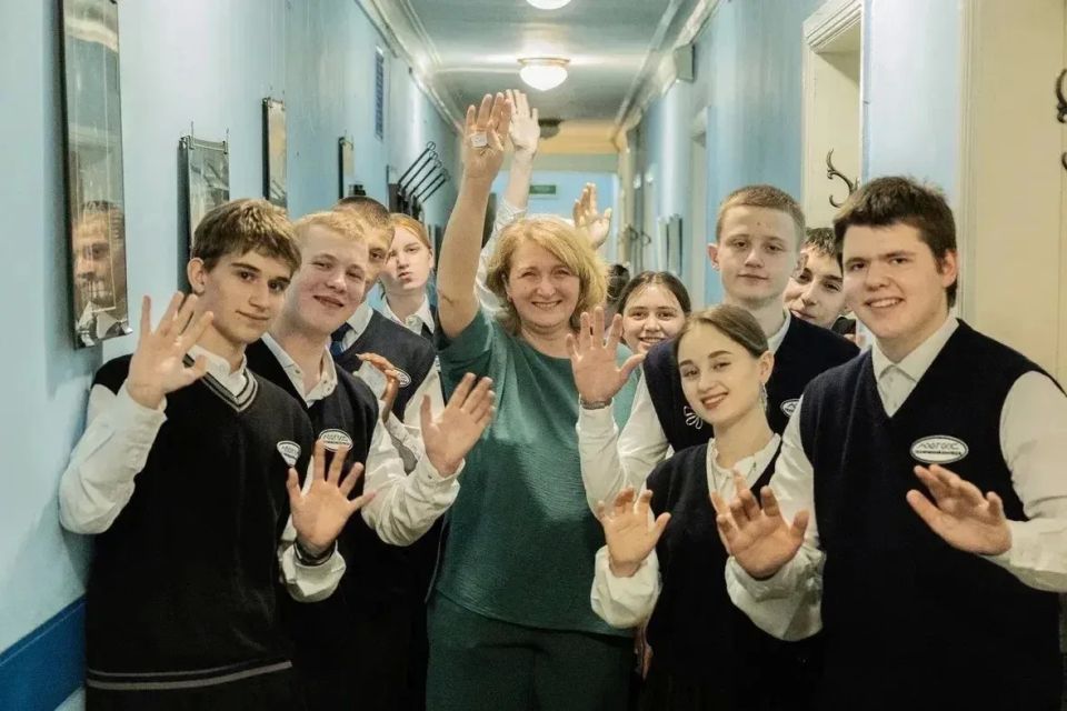 Детей поздравили организаторы фестиваля: Губернатор Калужской области Шапша В.В., Митрополит Калужский и Боровский Климент, прокурор области Жиляков К.Ю., а также генерал армии, почетный гражданин Калужской области Исаков... Детей поздравили организаторы фестиваля: Губернатор Калужской области Шапша В.В., Митрополит Калужский и Боровский Климент, прокурор области Жиляков К.Ю., а также генерал армии, почетный гражданин Калужской области Исаков...
