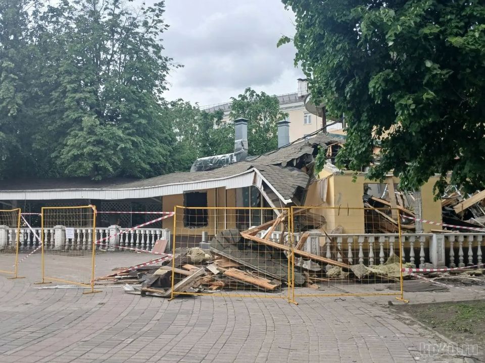 В Калуге начали сносить ресторан на Театральной площади В Калуге начали сносить ресторан на Театральной площади