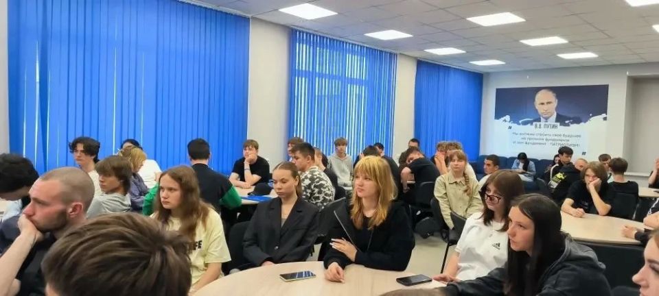 Здоровый выбор — основа будущего: нарколог Сергей Комаров провел лекцию для подростков в Центре «Пионер» Здоровый выбор — основа будущего: нарколог Сергей Комаров провел лекцию для подростков в Центре «Пионер»