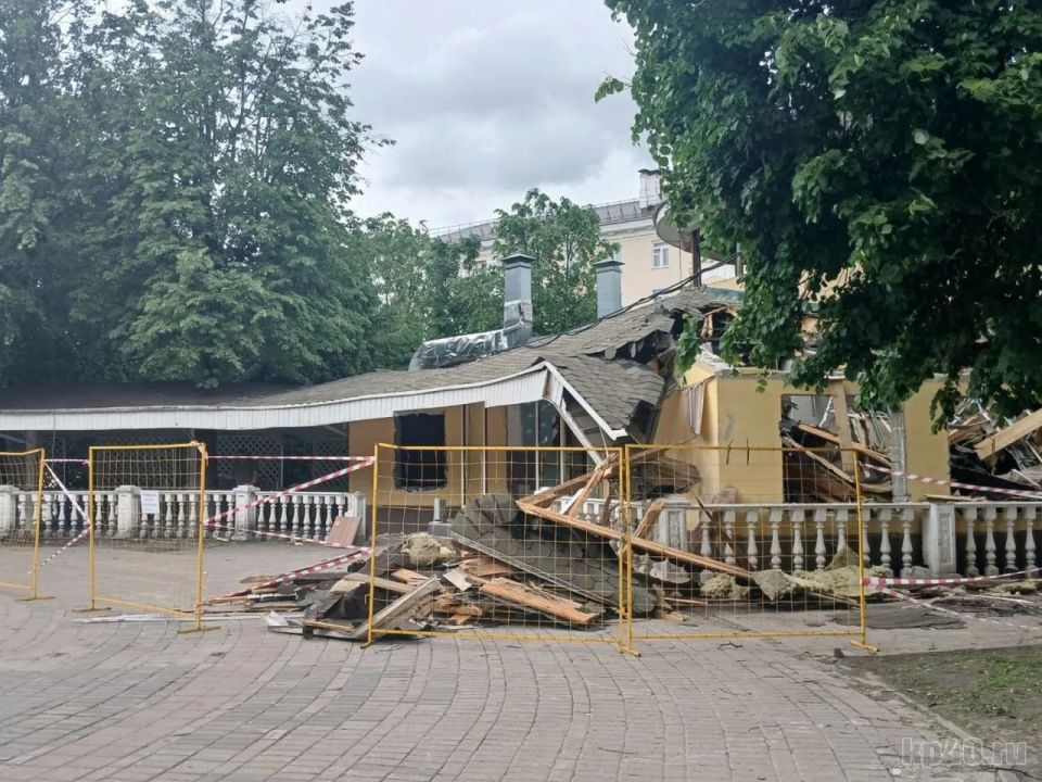 В Калуге начали сносить ресторан быстрого питания на Театральной площади