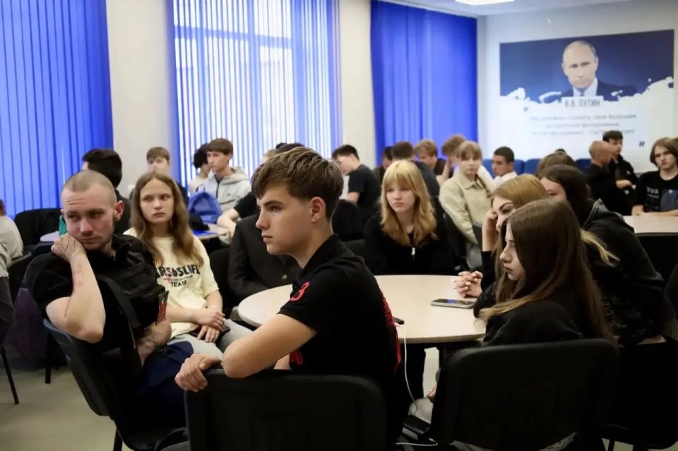 Здоровый выбор — основа будущего: нарколог Сергей Комаров провел лекцию для подростков в Центре «Пионер» Здоровый выбор — основа будущего: нарколог Сергей Комаров провел лекцию для подростков в Центре «Пионер»