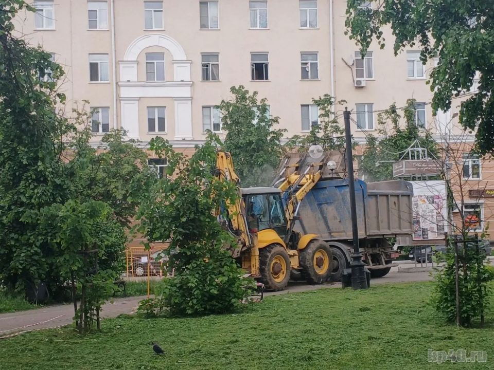 В Калуге начали сносить ресторан на Театральной площади В Калуге начали сносить ресторан на Театральной площади
