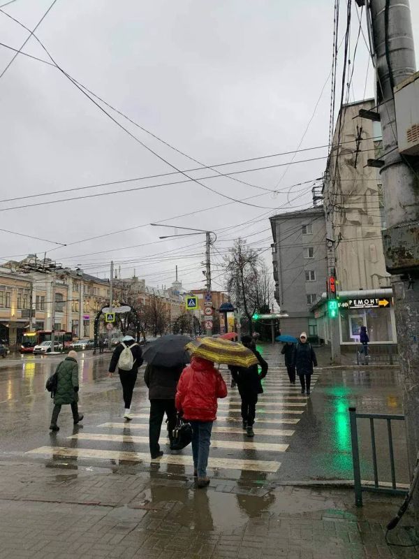 Сегодня прогнозируют облачную погоду с прояснениями, небольшой дождь. Температура воздуха днем будет +9°C…+11°C, а ночью +6°C