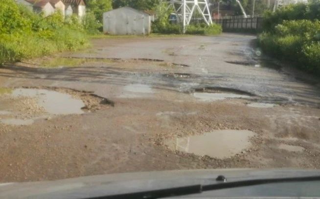 На Грабцевском проезде в Калуге дорога напоминает поверхность Луны