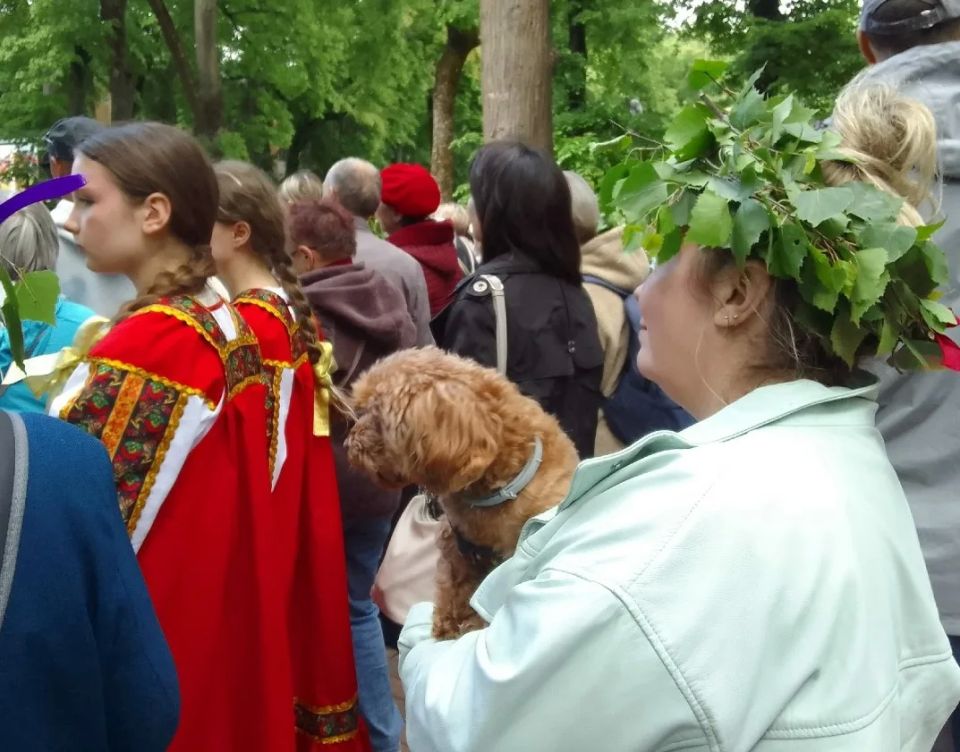 Калужане встретили Троицу народными гуляньями и хороводами Калужане встретили Троицу народными гуляньями и хороводами