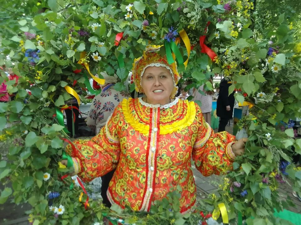 Калужане встретили Троицу народными гуляньями и хороводами Калужане встретили Троицу народными гуляньями и хороводами