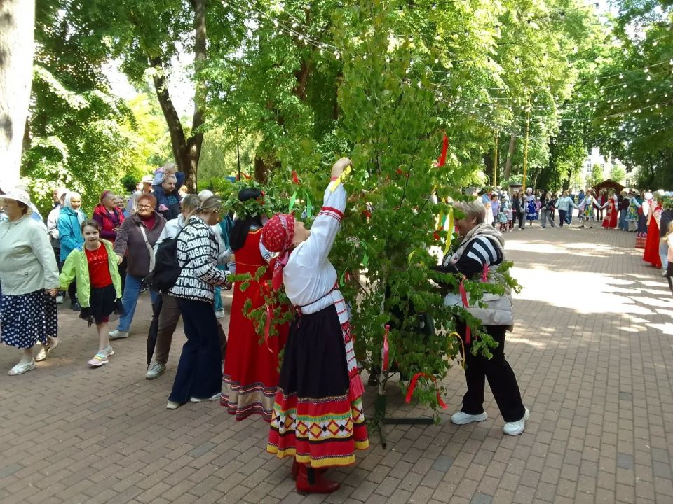 Калужане встретили Троицу народными гуляньями и хороводами Калужане встретили Троицу народными гуляньями и хороводами