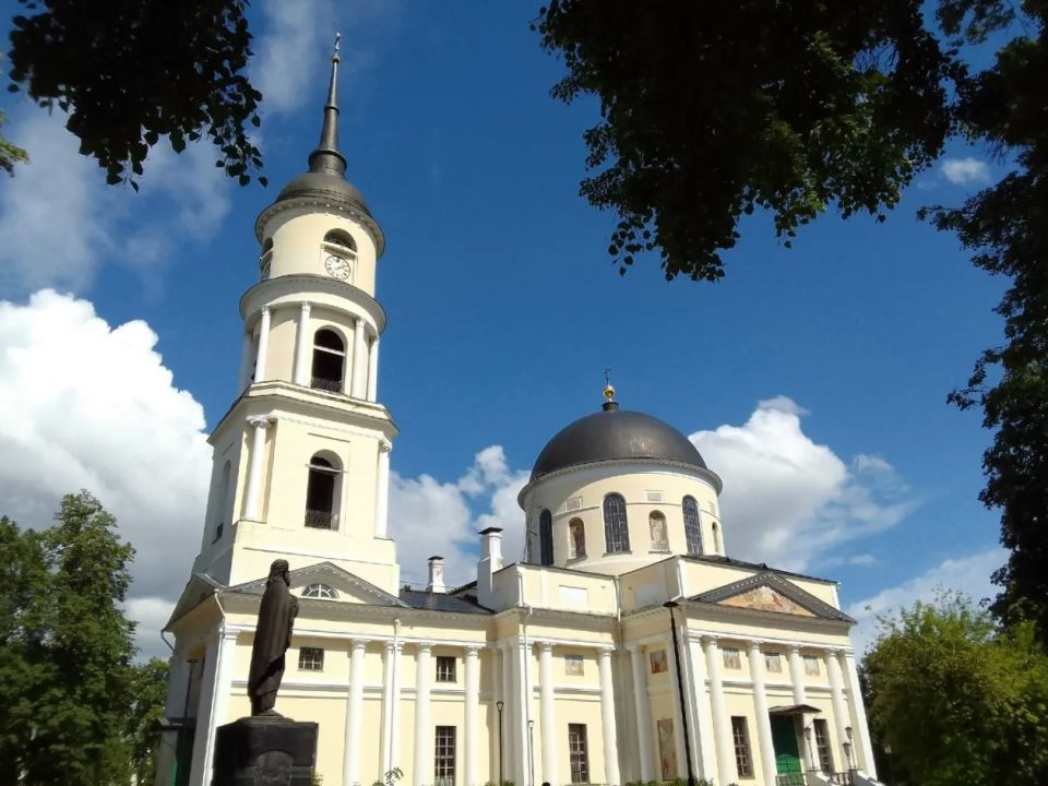 Калужане встретили Троицу народными гуляньями и хороводами Калужане встретили Троицу народными гуляньями и хороводами