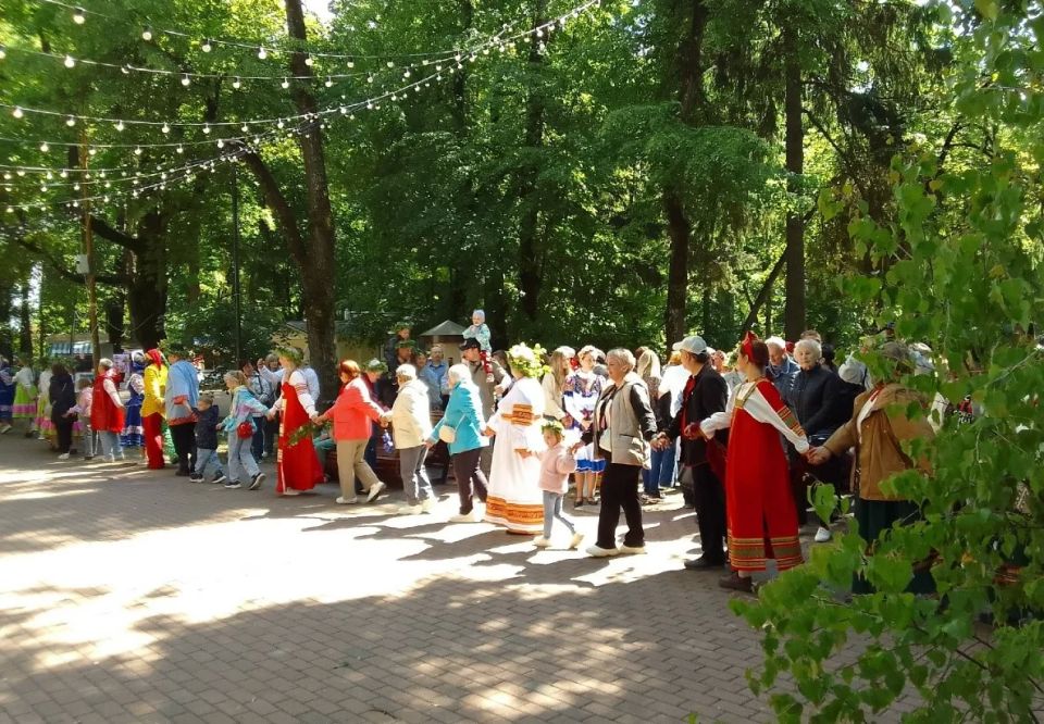 Калужане встретили Троицу народными гуляньями и хороводами Калужане встретили Троицу народными гуляньями и хороводами