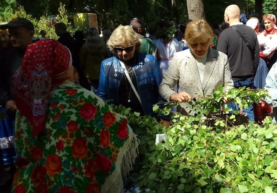 Калужане встретили Троицу народными гуляньями и хороводами Калужане встретили Троицу народными гуляньями и хороводами