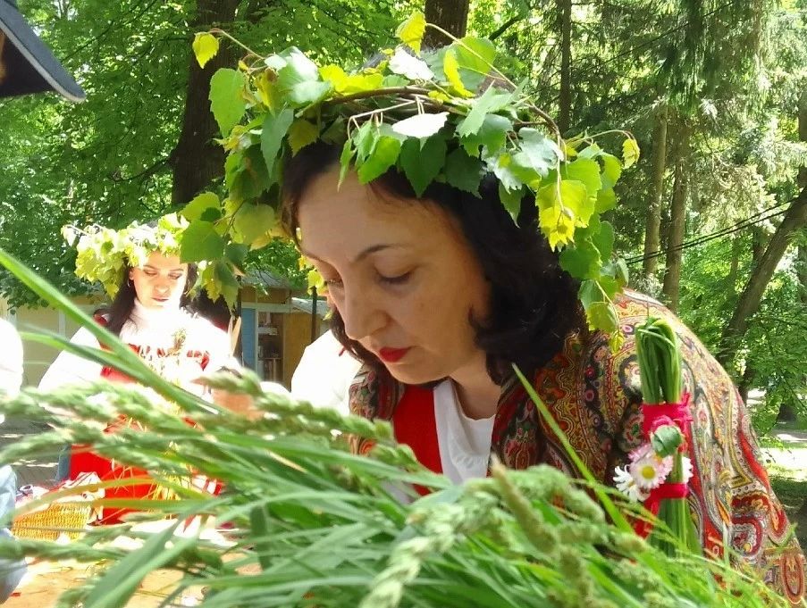 Калужане встретили Троицу народными гуляньями и хороводами Калужане встретили Троицу народными гуляньями и хороводами