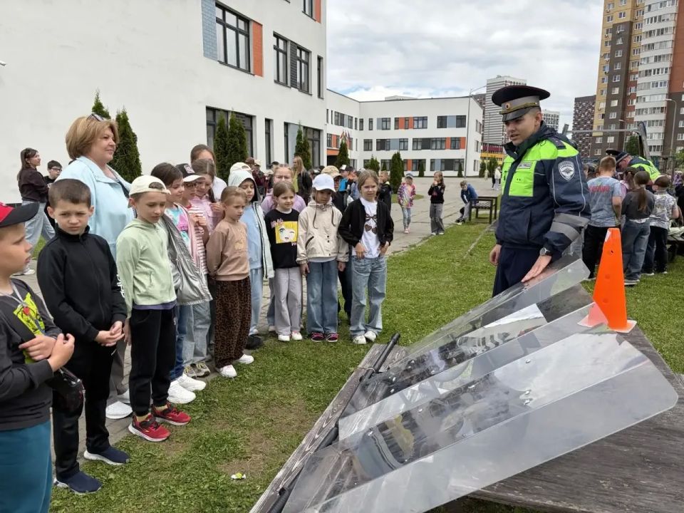 В День защиты детей обнинские полицейские организовали для школьников спортивно-патриотический праздник В День защиты детей обнинские полицейские организовали для школьников спортивно-патриотический праздник