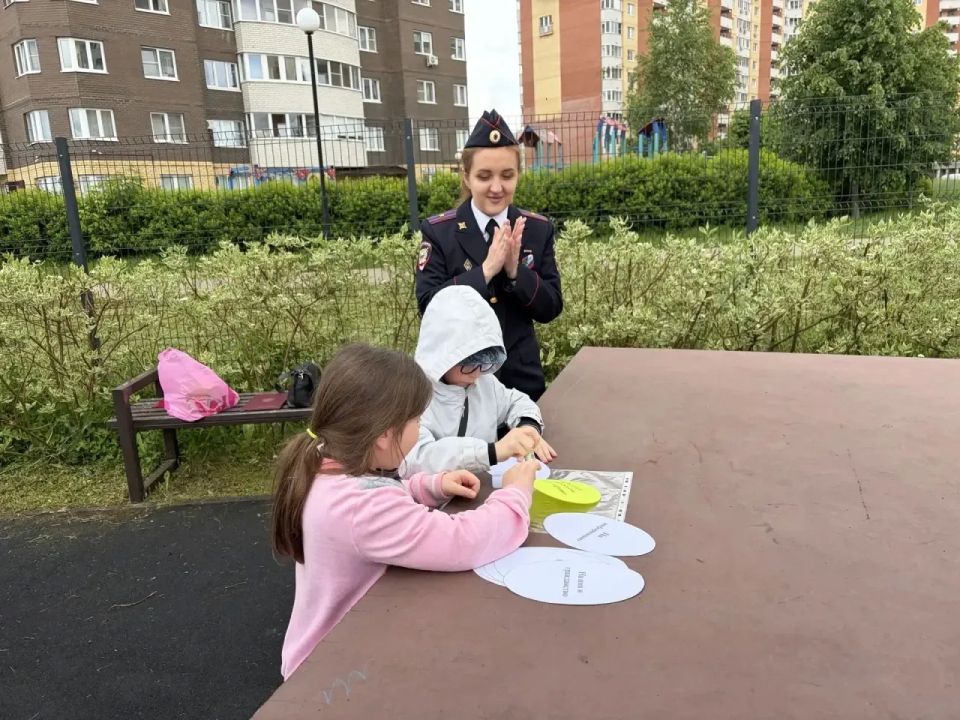 В День защиты детей обнинские полицейские организовали для школьников спортивно-патриотический праздник В День защиты детей обнинские полицейские организовали для школьников спортивно-патриотический праздник