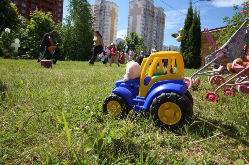 В День защиты детей в детском саду «Планета» для малышей и их родителей устроили спортивный праздник: их ждали игры, конкурсы и эстафеты В День защиты детей в детском саду «Планета» для малышей и их родителей устроили спортивный праздник: их ждали игры, конкурсы и эстафеты