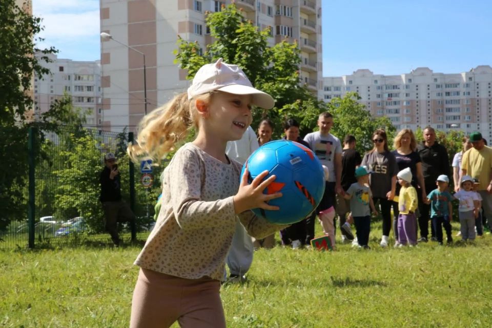 В День защиты детей в детском саду «Планета» для малышей и их родителей устроили спортивный праздник: их ждали игры, конкурсы и эстафеты В День защиты детей в детском саду «Планета» для малышей и их родителей устроили спортивный праздник: их ждали игры, конкурсы и эстафеты