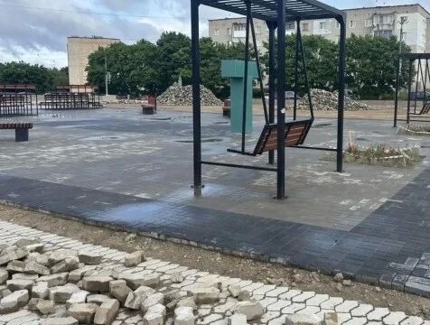 Новую плитку укладывают на площади в Товаркове