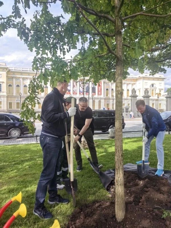 Калужская делегация поучаствовала в высадке аллеи в преддверии ПМЭФ