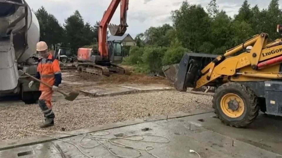 В деревне Гончаровка реконструируют мост через реку Локня В деревне Гончаровка реконструируют мост через реку Локня