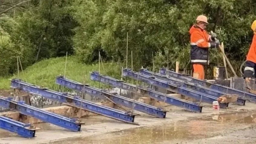 В деревне Гончаровка реконструируют мост через реку Локня В деревне Гончаровка реконструируют мост через реку Локня
