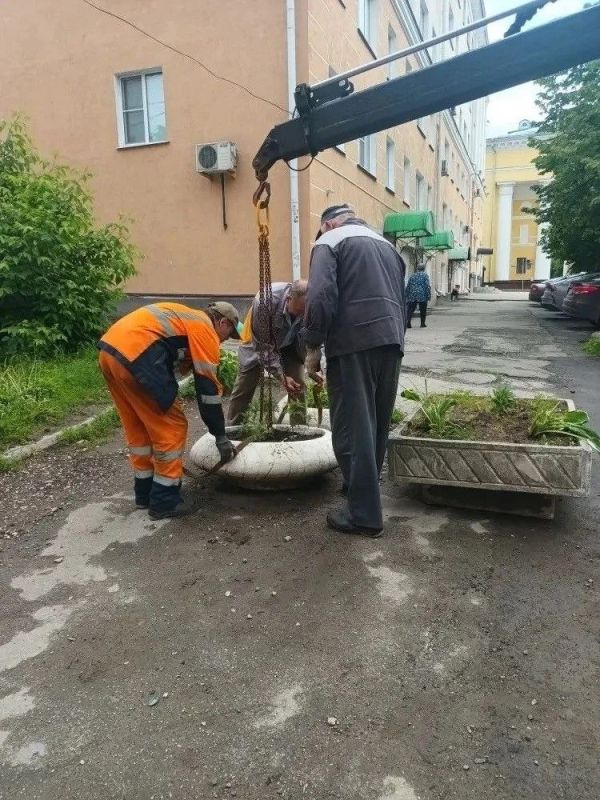На выездном приёме жители дома № 4 по улице Стеклянников Сад обратились к депутату Дмитрию Бабаеву в связи с плохим состоянием асфальтового покрытия и наличием ям на въезде во двор и на дворовой территории На выездном приёме жители дома № 4 по улице Стеклянников Сад обратились к депутату Дмитрию Бабаеву в связи с плохим состоянием асфальтового покрытия и наличием ям на въезде во двор и на дворовой территории