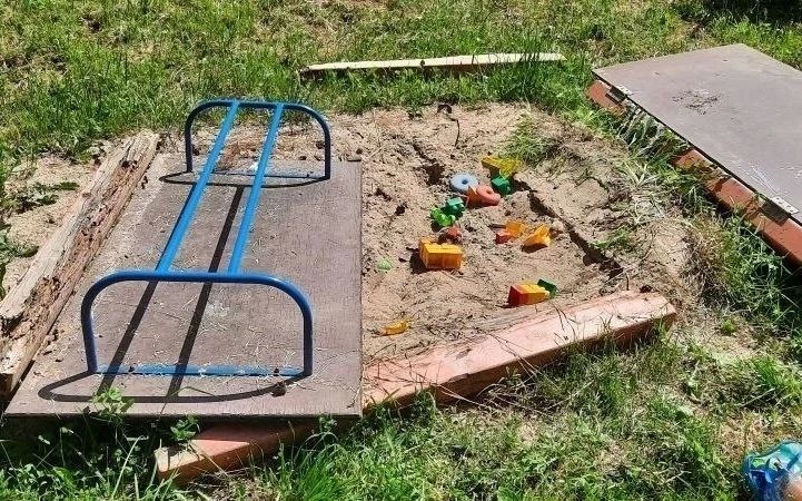 На улице Гвардейской уберут детскую площадку