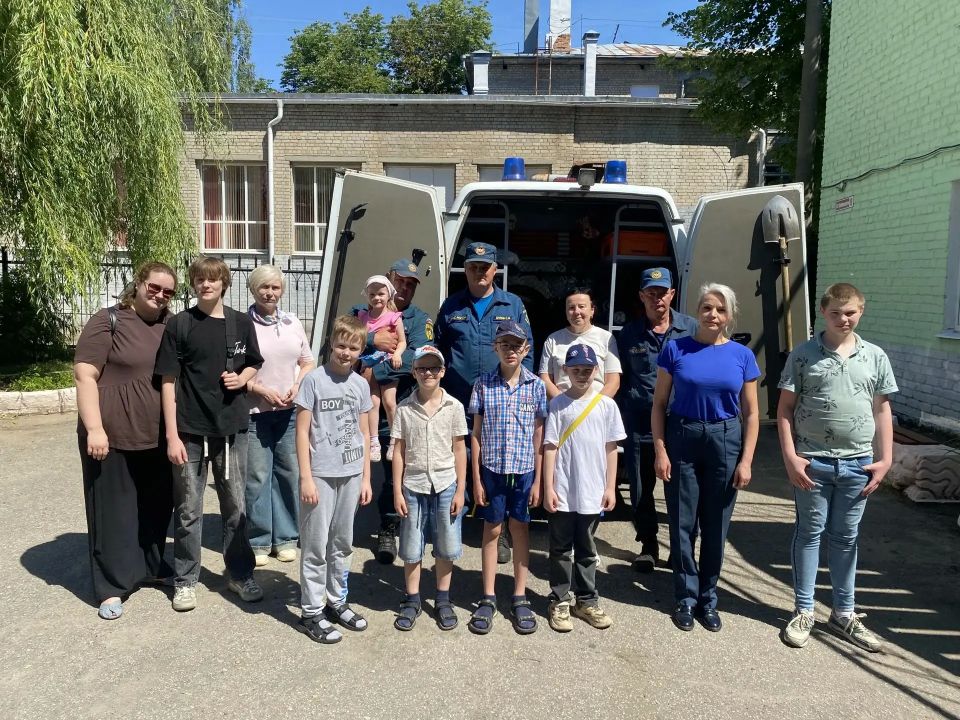 Спасатели в гостях у "Мечты": Уроки безопасности и море впечатлений Спасатели в гостях у "Мечты": Уроки безопасности и море впечатлений