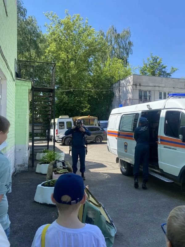 Спасатели в гостях у "Мечты": Уроки безопасности и море впечатлений Спасатели в гостях у "Мечты": Уроки безопасности и море впечатлений