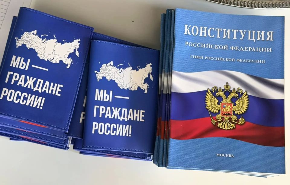 В Калужской области торжественно вручили первые паспорта юным гражданам России В Калужской области торжественно вручили первые паспорта юным гражданам России