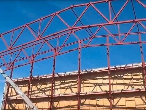 В Калуге начали монтировать каркас манежа "Спутник"