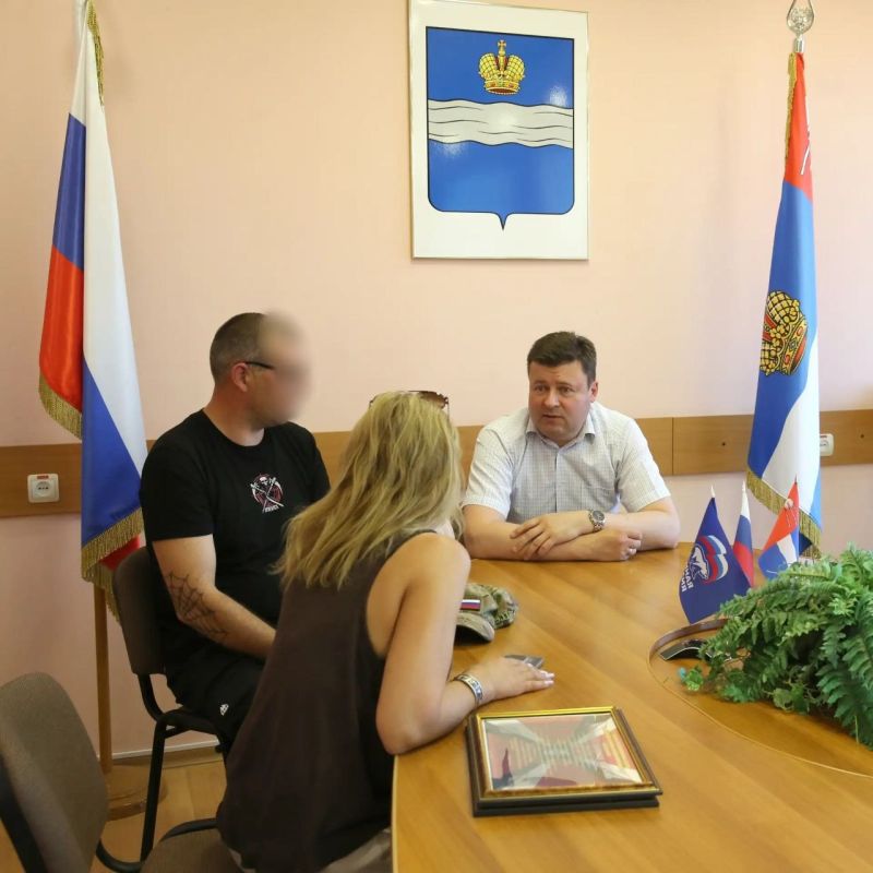 Председатель Думы Калуги Юрий Моисеев встретился с участником специальной военной операции Алексеем и волонтёром Анной Соколовой