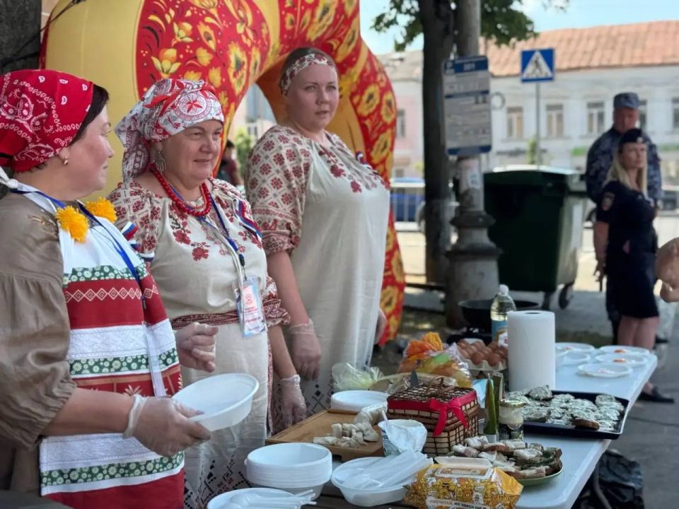 Дмитрий Денисов: С любовью к России!. Отметили с калужанами День России – по-доброму, по-семейному, с отличным настроением Дмитрий Денисов: С любовью к России!. Отметили с калужанами День России – по-доброму, по-семейному, с отличным настроением