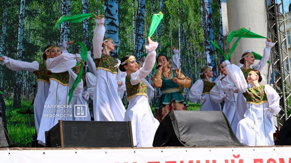 Калужан поздравили с Днем России на митинге-концерте Калужан поздравили с Днем России на митинге-концерте