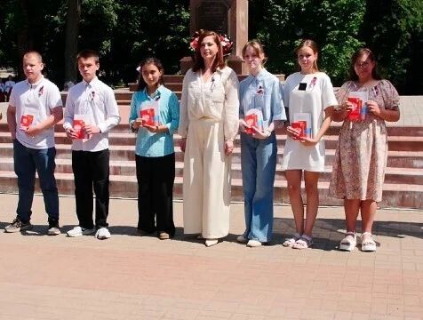 Награждение 5 горожан и вручение паспортов прошло в Людинове в День России