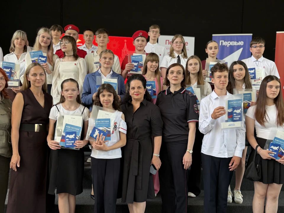 Калужские полицейские вручили первые паспорта активистам Калужские полицейские вручили первые паспорта активистам