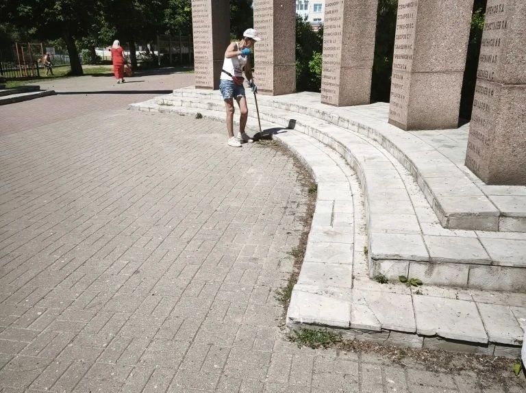 В сквере Жукова навели порядок В сквере Жукова навели порядок