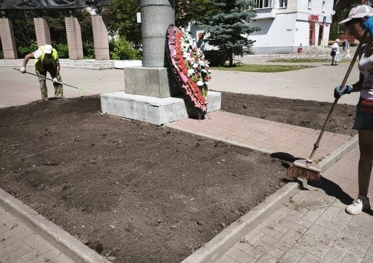 В сквере Жукова навели порядок В сквере Жукова навели порядок