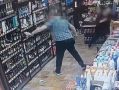 Пьяный мужчина разгромил магазин в Калуге, украл табак и заблокировал двери