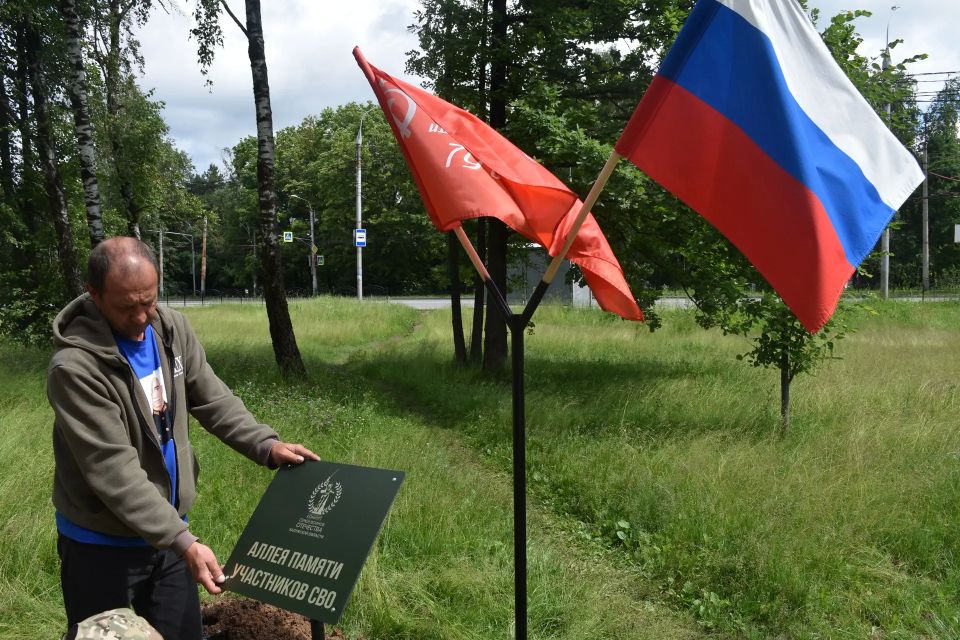 В Калуге благоустроили аллею памяти участников СВО
